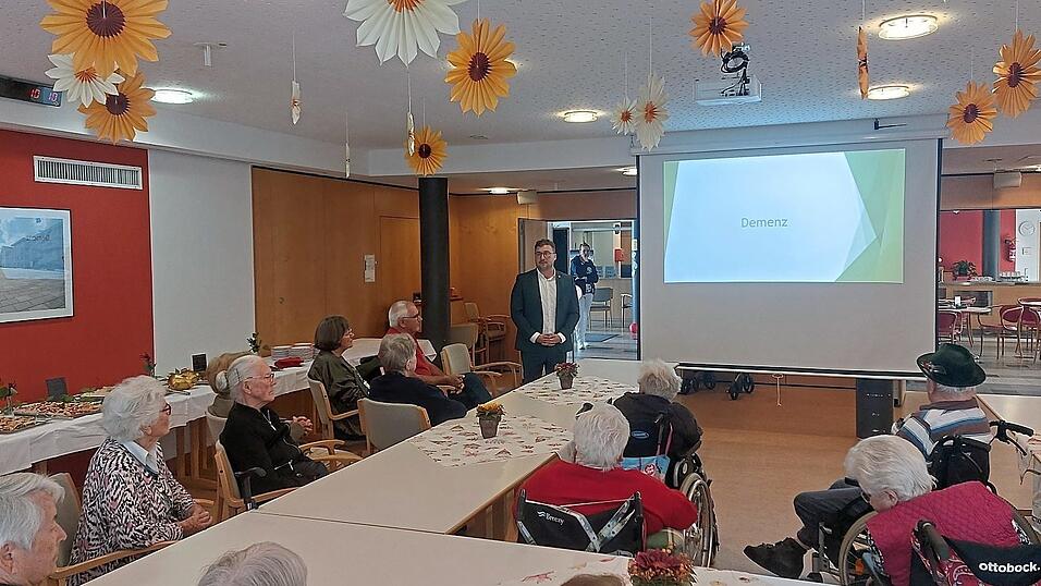 Erster Bürgermeister Valentin Walk begrüßte die Zuhörer. Erster Bürgermeister Valentin Walk begrüßte die Zuhörer.
