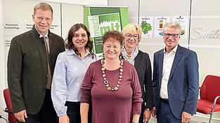 Bezirkstagspräsident Dr. Olaf Heinrich (l.) und Landrat Bernd Sibler (r.) mit dem Team des Freiwilligenzentrums (v. l.) Melissa Schön, Lisa Simböck und Jutta Staudinger. Bezirkstagspräsident Dr. Olaf Heinrich (l.) und Landrat Bernd Sibler (r.) mit dem Team des Freiwilligenzentrums (v. l.) Melissa Schön, Lisa Simböck und Jutta Staudinger.