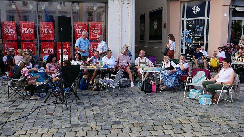 Jung und Alt waren gekommen, um am Vorabend des G&auml;ubodenvolksfests voller Vorfreude zusammen zu feiern.