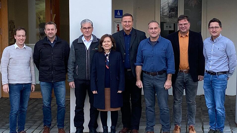 Kamen zum Arbeitstreffen des Aktionsbündnisses: Florian Adam, Gerhard Mühlbauer, Alois Vogl, Jana Dirriglová, Markus Müller, Franz Müller, Frank Langguth, Prof. Dr. Markus Lemberger (v.l.). Kamen zum Arbeitstreffen des Aktionsbündnisses: Florian Adam, Gerhard Mühlbauer, Alois Vogl, Jana Dirriglová, Markus Müller, Franz Müller, Frank Langguth, Prof. Dr. Markus Lemberger (v.l.).