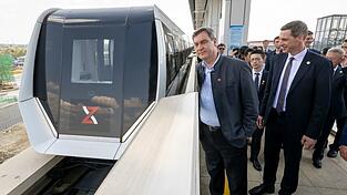 Diese Magnetschwebebahn der oberpfälzischen Firmengruppe Max Bögl schaute sich Ministerpräsident Markus Söder (CSU) in China an. Ob es eine solche Bahn auch in seiner Heimatstadt Nürnberg gehen wird, ist weiter unklar. (Archivbild)