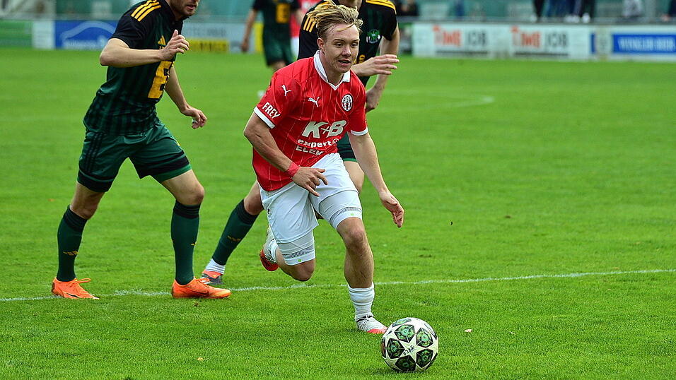 Chams Außenstürmer Konstantin Landstorfer (rotes Trikot) war mit drei Treffern und einer Vorlage der Spieler des Spiels gegen Neumarkt. Chams Außenstürmer Konstantin Landstorfer (rotes Trikot) war mit drei Treffern und einer Vorlage der Spieler des Spiels gegen Neumarkt.