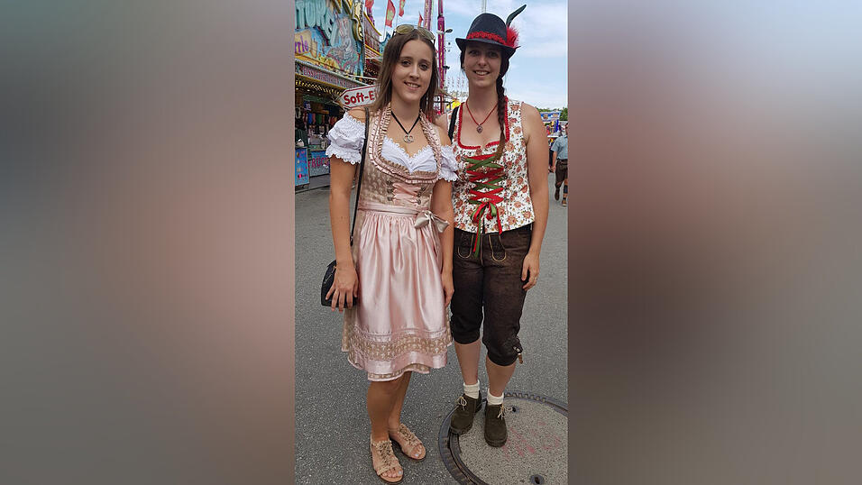 Gegens&auml;tze ziehen sich an. Ein Dirndl in Pastellrosa und eine Lederhose mit geschn&uuml;rtem Oberteil. Die Outfits des Tages am Dienstag kommen von Natalie und Julia Spindler aus Sankt Englmar.