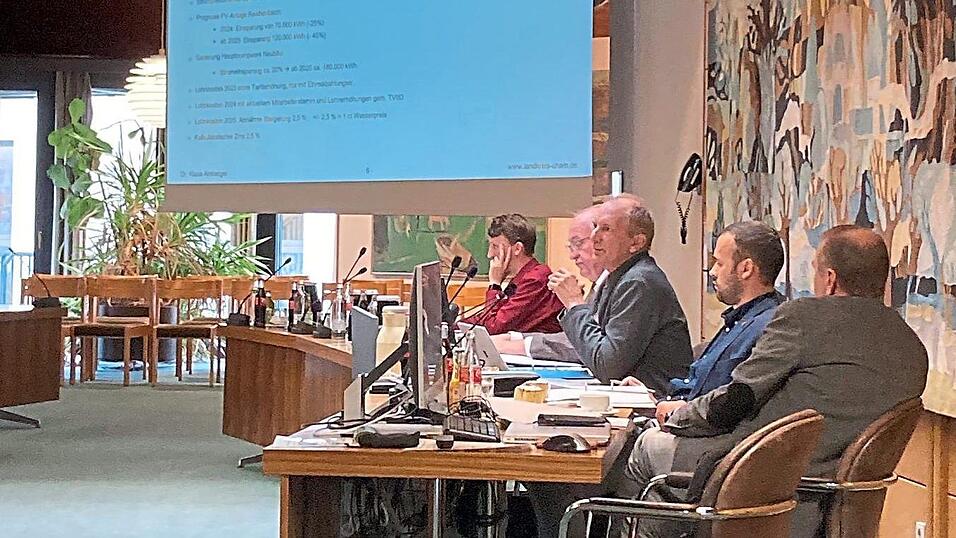Werkleiter Dr. Klaus Amberger erläutert die Gründe für den Preissprung.