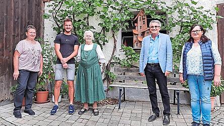 Frieda Koch mit ihren Gratulanten Frieda Koch mit ihren Gratulanten