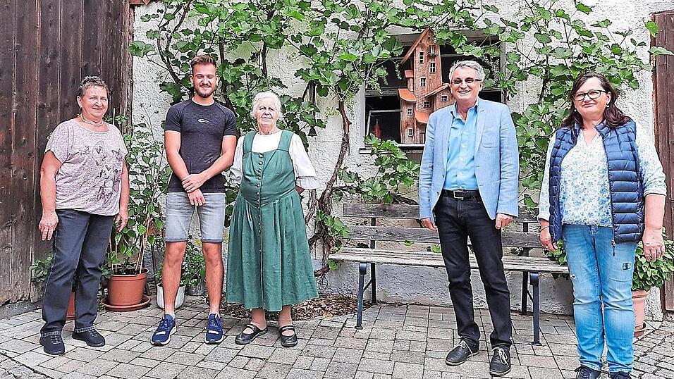 Frieda Koch mit ihren Gratulanten