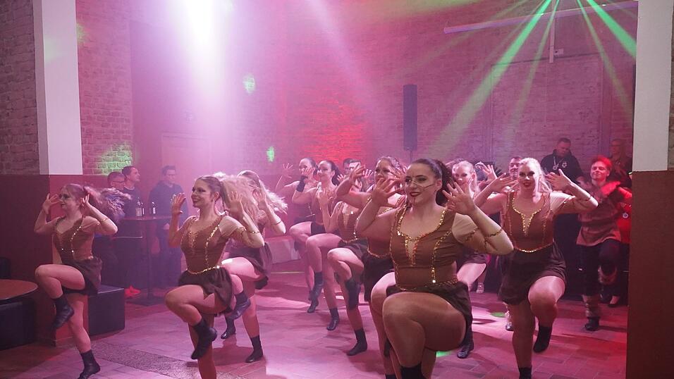 Die Showtanzgruppe &bdquo;Red Angels&ldquo;: ein Auftritt wie aus einer nordischen Saga.