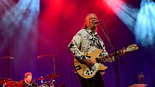 Peter Cornelius und seine Band boten ein Konzert, bei dem Musik, Text und Gesang perfekt harmonierten. Peter Cornelius und seine Band boten ein Konzert, bei dem Musik, Text und Gesang perfekt harmonierten.