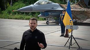 Die Ukraine hat zwar aus den USA F-16-Bomber - wie auf dem Bild zu sehen - erhalten, nutzt aber weiterhin auch sowjetische Kampfbomber wie die Su-24 zur Abwehr russischer Attacken. (Symbolbild/Archiv) Die Ukraine hat zwar aus den USA F-16-Bomber - wie auf dem Bild zu sehen - erhalten, nutzt aber weiterhin auch sowjetische Kampfbomber wie die Su-24 zur Abwehr russischer Attacken. (Symbolbild/Archiv)