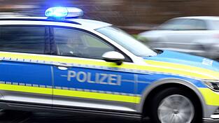 Die Polizei kann die Gruppe vor Ort antreffen und die riskante Fahrt beenden. (Symbolbild) Die Polizei kann die Gruppe vor Ort antreffen und die riskante Fahrt beenden. (Symbolbild)
