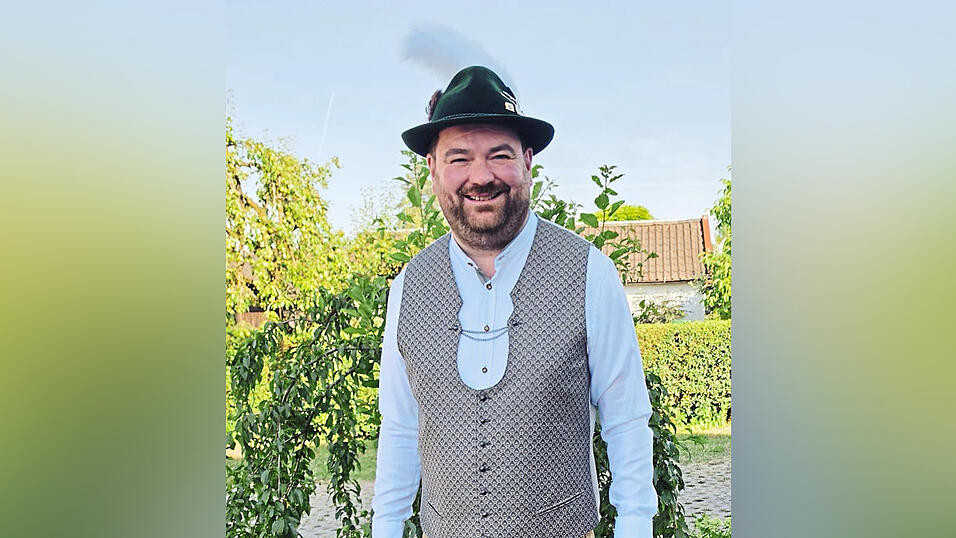 Landrat Tobias Beck freut sich auf sein erstes Grußwort bei der Eröffnung des Gäubodenvolksfestes. Landrat Tobias Beck freut sich auf sein erstes Grußwort bei der Eröffnung des Gäubodenvolksfestes.