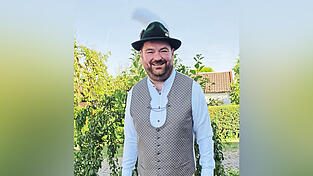 Landrat Tobias Beck freut sich auf sein erstes Grußwort bei der Eröffnung des Gäubodenvolksfestes. Landrat Tobias Beck freut sich auf sein erstes Grußwort bei der Eröffnung des Gäubodenvolksfestes.