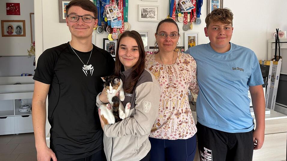 Justin (v.l), Sophie, Kathi und Emil Dziadek stehen vor der Wand, an der Dutzende Medaillen und Fotos hängen. Justin (v.l), Sophie, Kathi und Emil Dziadek stehen vor der Wand, an der Dutzende Medaillen und Fotos hängen.