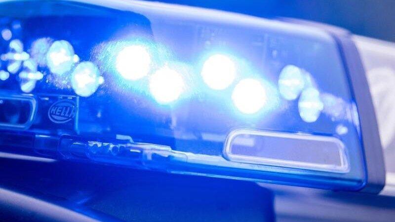 Am Sonntagvormittag lieferte sich ein 48-jähriger Mann eine Verfolgungsjagd mit der Polizei durch halb Niederbayern. (Symbolbild) Am Sonntagvormittag lieferte sich ein 48-jähriger Mann eine Verfolgungsjagd mit der Polizei durch halb Niederbayern. (Symbolbild)