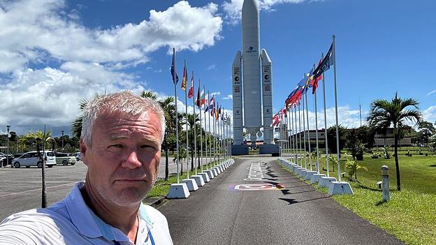 J&uuml;rgen Mayerhofer, ein Ingenieur aus Buch, vor der Nachbildung einer Ariane 5 auf dem europ&auml;ischen Weltraumbahnhof in Kourou.