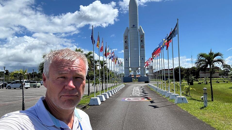 Jürgen Mayerhofer, ein Ingenieur aus Buch, vor der Nachbildung einer Ariane 5 auf dem europäischen Weltraumbahnhof in Kourou. Jürgen Mayerhofer, ein Ingenieur aus Buch, vor der Nachbildung einer Ariane 5 auf dem europäischen Weltraumbahnhof in Kourou.