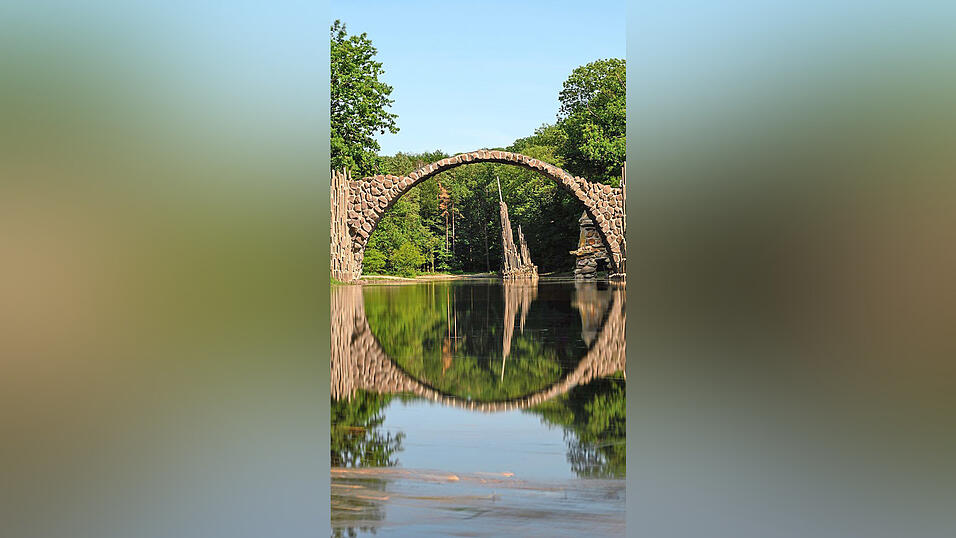 Bei der Rakotzbrücke soll der Teufel geholfen haben.