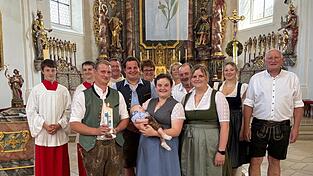 Der Täufling Max mit Patin Lisa Amberger, den Eltern Julia und Tobias Kettenacker und der übrigen Taufgesellschaft Der Täufling Max mit Patin Lisa Amberger, den Eltern Julia und Tobias Kettenacker und der übrigen Taufgesellschaft