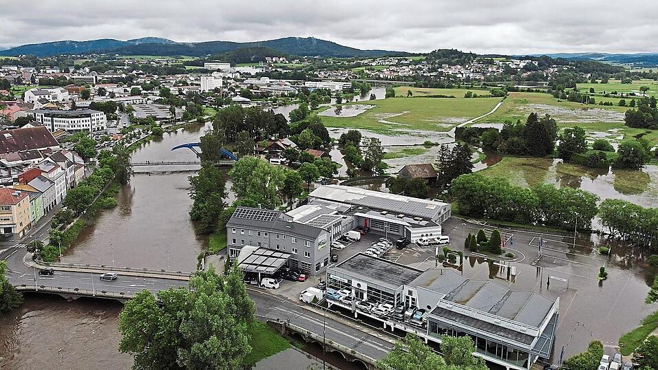Das Chamer Autohaus Zehder hatte schon am Freitag Maßnahmen ergriffen und seinen Parkplatz geräumt. Das Chamer Autohaus Zehder hatte schon am Freitag Maßnahmen ergriffen und seinen Parkplatz geräumt.