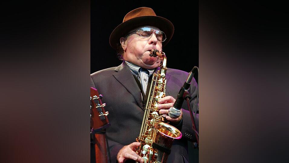 Van Morrison ist auch ein versierter Saxofonist - hier bei einem Konzert in Freiburg 2007. (Archivbild) Van Morrison ist auch ein versierter Saxofonist - hier bei einem Konzert in Freiburg 2007. (Archivbild)