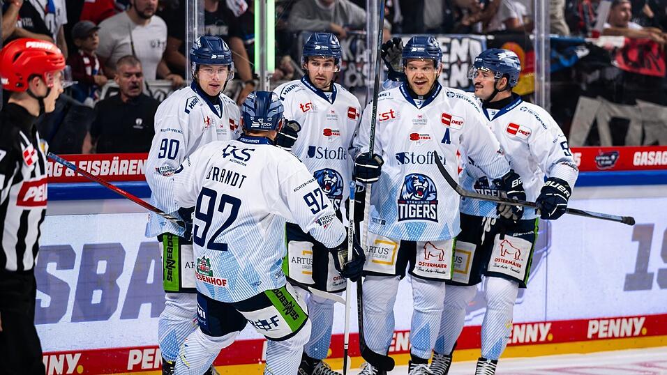 Doppeltorschütze Tim Fleischer (Mitte) hatte am Freitag maßgeblichen Anteil am Erfolg der Straubing Tigers in Berlin. Der Angreifer erzielte sowohl das Straubinger 1:0 im zweiten Drittel als auch den 2:2-Ausgleich in der Schlussminute.