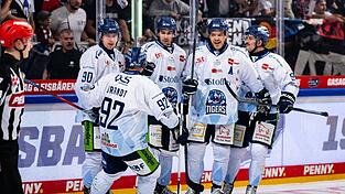 Doppeltorschütze Tim Fleischer (Mitte) hatte am Freitag maßgeblichen Anteil am Erfolg der Straubing Tigers in Berlin. Der Angreifer erzielte sowohl das Straubinger 1:0 im zweiten Drittel als auch den 2:2-Ausgleich in der Schlussminute.