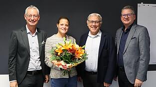 Oberbürgermeister Markus Pannermayr, Bürgermeister Dr. Albert Solleder und Referatsleiter Johannes Burgmayer (v.l.) beglückwünschten Sandra Krä, seit den Anfängen hochengagierte wie kreative Geschäftsführerin, zur mehr als ansehnlichen Bilanz der Gesundheitsregion Plus, die ab Januar für Stadt und Landkreis personell neu besetzt am Gesundheitsamt angesiedelt sein wird. Sandra Krä bleibt der Stadtverwaltung an anderer Stelle erhalten. Oberbürgermeister Markus Pannermayr, Bürgermeister Dr. Albert Solleder und Referatsleiter Johannes Burgmayer (v.l.) beglückwünschten Sandra Krä, seit den Anfängen hochengagierte wie kreative Geschäftsführerin, zur mehr als ansehnlichen Bilanz der Gesundheitsregion Plus, die ab Januar für Stadt und Landkreis personell neu besetzt am Gesundheitsamt angesiedelt sein wird. Sandra Krä bleibt der Stadtverwaltung an anderer Stelle erhalten.
