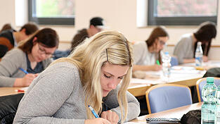 An unterschiedlichen Orten in Niederbayern werden am Dienstag Prüfungen geschrieben - so wie hier in der IHK-Geschäftsstelle in Passau.