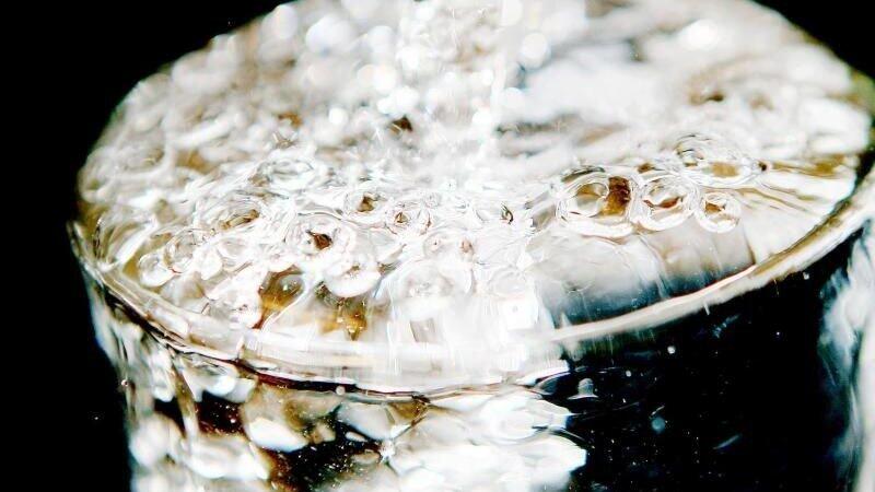 Ein Glas l&auml;uft voll Trinkwasser. Foto: Oliver Berg/Archivbild