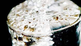 Ein Glas l&auml;uft voll Trinkwasser. Foto: Oliver Berg/Archivbild