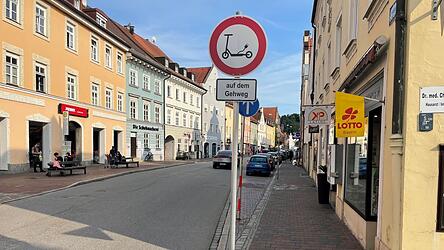 An dieser Stelle überflüssig, sagt die Polizei zu diesem Schild.