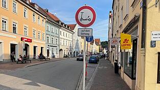 An dieser Stelle überflüssig, sagt die Polizei zu diesem Schild.
