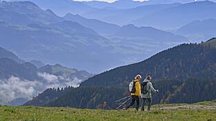 Wanderer sind bei ruhigem Herbstwetter in den Bergen unterwegs: Die Zufriedenheit der Deutschen hat sich einer Befragung zufolge wieder auf dem Vor-Corona-Niveau eingependelt. Wanderer sind bei ruhigem Herbstwetter in den Bergen unterwegs: Die Zufriedenheit der Deutschen hat sich einer Befragung zufolge wieder auf dem Vor-Corona-Niveau eingependelt.