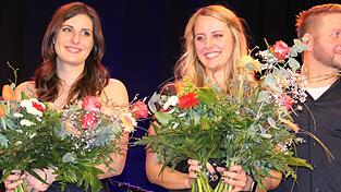 Julia Lange und Katharina Peter freuen sich nach einem Konzert &uuml;ber den Applaus.