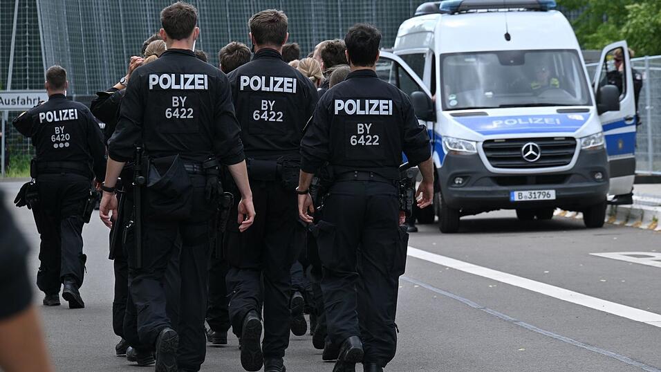 Die Polizei ist mit einem Großaufgebot bereits vor dem AfD-Parteitag im Einsatz. Die Polizei ist mit einem Großaufgebot bereits vor dem AfD-Parteitag im Einsatz.