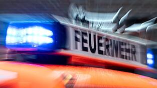 Die Feuerwehr verhindert, dass sich das Feuer ausbreitet. (Symbolbild)