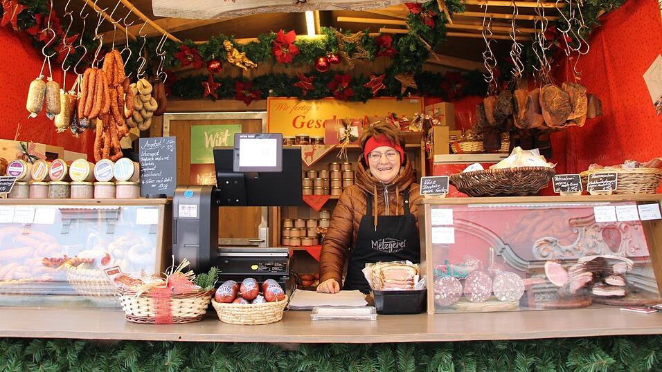 Brigitte Schedlbauer steht in der Weihnachtszeit jeden Tag im Stand am Christkindlmarkt.
