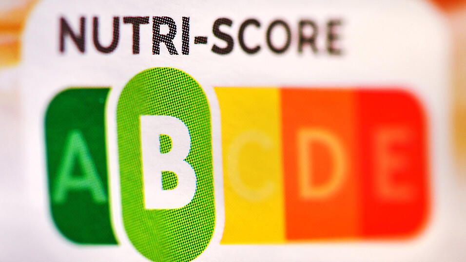 Der sogenannte 'Nutri-Score', eine farbliche N&auml;hrwertkennzeichnung, auf einem Fertigprodukt.