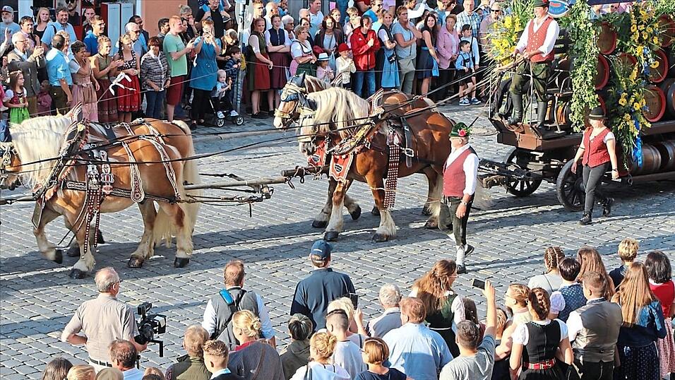 Mit dem Volksfestauszug am späten Nachmittag durch die Innenstadt beginnt jedes Jahr die fünfte Jahreszeit. Mit dem Volksfestauszug am späten Nachmittag durch die Innenstadt beginnt jedes Jahr die fünfte Jahreszeit.