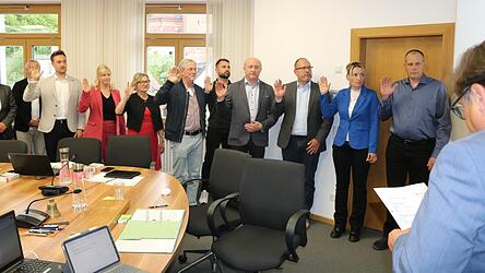 Die neuen Stadtr&auml;te werden vereidigt: (v. l.) Fabian Gruber, Stefanie Obermeier, Rosa Maria Schmid, Johann Amberger, Manuel Schatzl, Bernhard Kraus, Stephan Schraml, Beate R&uuml;ckert und Peter R&uuml;ckert.