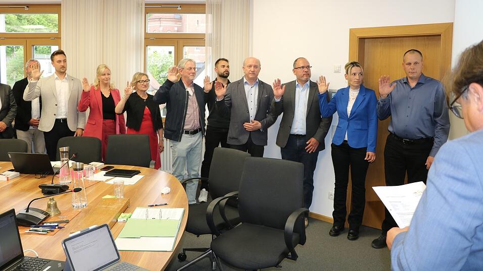 Die neuen Stadträte werden vereidigt: (v. l.) Fabian Gruber, Stefanie Obermeier, Rosa Maria Schmid, Johann Amberger, Manuel Schatzl, Bernhard Kraus, Stephan Schraml, Beate Rückert und Peter Rückert. Die neuen Stadträte werden vereidigt: (v. l.) Fabian Gruber, Stefanie Obermeier, Rosa Maria Schmid, Johann Amberger, Manuel Schatzl, Bernhard Kraus, Stephan Schraml, Beate Rückert und Peter Rückert.