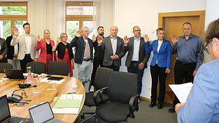 Die neuen Stadträte werden vereidigt: (v. l.) Fabian Gruber, Stefanie Obermeier, Rosa Maria Schmid, Johann Amberger, Manuel Schatzl, Bernhard Kraus, Stephan Schraml, Beate Rückert und Peter Rückert. Die neuen Stadträte werden vereidigt: (v. l.) Fabian Gruber, Stefanie Obermeier, Rosa Maria Schmid, Johann Amberger, Manuel Schatzl, Bernhard Kraus, Stephan Schraml, Beate Rückert und Peter Rückert.