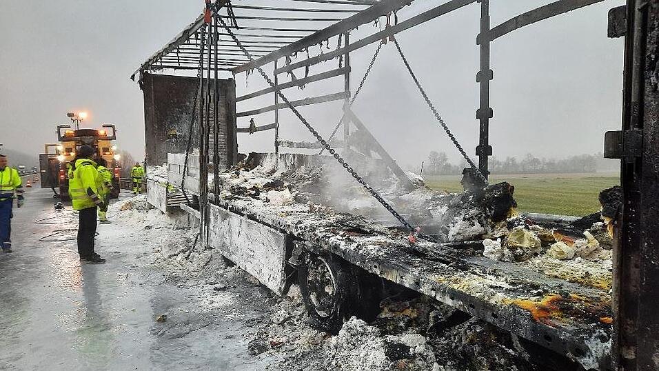 Der Auflieger eines Lastwagens ist auf der A94 bei Malching ausgebrannt.
