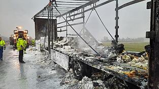 Der Auflieger eines Lastwagens ist auf der A94 bei Malching ausgebrannt.