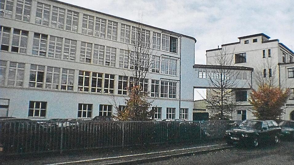 In der Bahnhofstraße in Geisenhausen befanden sich die Produktionsstätten der Schuhfabrik und später des Unternehmens Eldra. In der Bahnhofstraße in Geisenhausen befanden sich die Produktionsstätten der Schuhfabrik und später des Unternehmens Eldra.