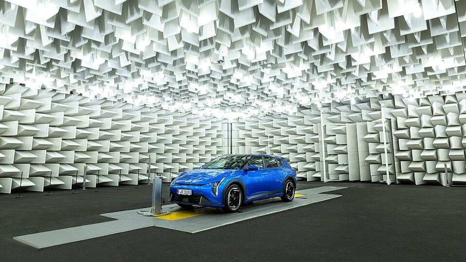 Die neue Semi-Absorber-Kammer ermöglicht Hyundai umfangreiche Autotests in einer technisch definierten Umgebung. Die neue Semi-Absorber-Kammer ermöglicht Hyundai umfangreiche Autotests in einer technisch definierten Umgebung.