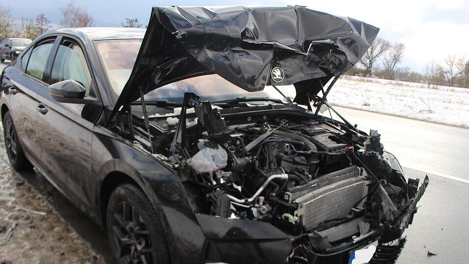 Das Fahrzeug der 22-Jährigen wurde schwer beschädigt. Das Fahrzeug der 22-Jährigen wurde schwer beschädigt.