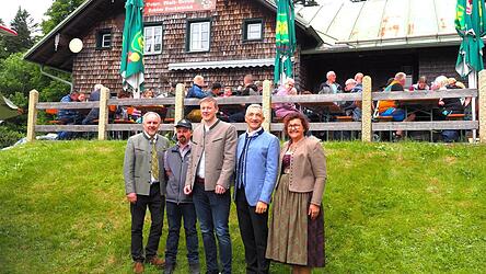 Ehreng&auml;ste vor der dicht besetzten Bergh&uuml;tte: BWV-gesch&auml;ftsf&uuml;hrender Vorsitzender Markus Kerner, Sektionsvorsitzender Martin Hutter, B&uuml;rgermeister Johannes Vogl, Landrat Raith und B&uuml;rgermeisterin Leitermann (Arnbruck).