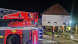 Die Landauer Feuerwehr r&uuml;ckte mit der Drehleiter an. Insgesamt waren sechs Wehren im Einsatz.&nbsp;