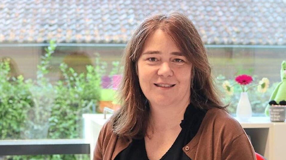 Stellvertretende Schulleiterin Ulrike Fischer sch&auml;tzt ihren Arbeitsplatz in der Grundschule.